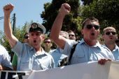 Σκληραίνουν τη στάση τους οι ένστολοι