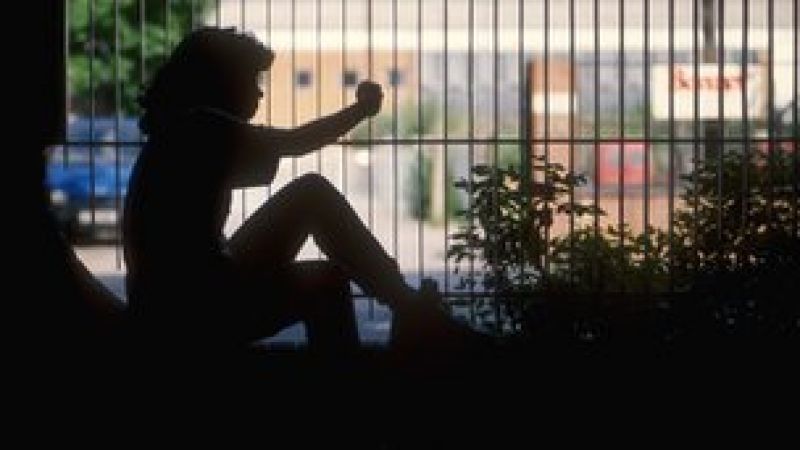 «Η φτώχεια απειλεί δραματικά τα ελληνόπουλα» διαπιστώνει σε έκθεσή της η ΕΕ