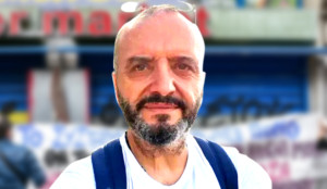 Κολωνός: Γκαζάκια στην πολυκατοικία που μένει ο Ηλίας Μίχος