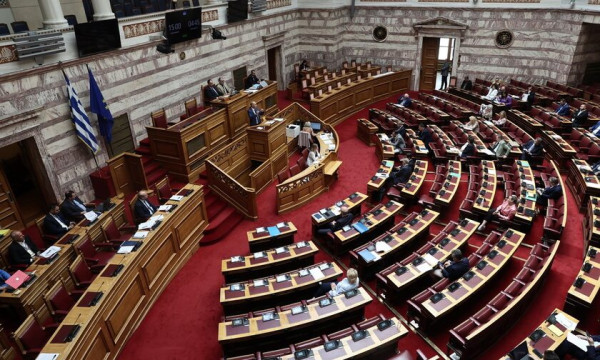 ΕΚΑΒ: «Πέρασε» το ν/σ για τα μεικτά πληρώματα των ασθενοφόρων