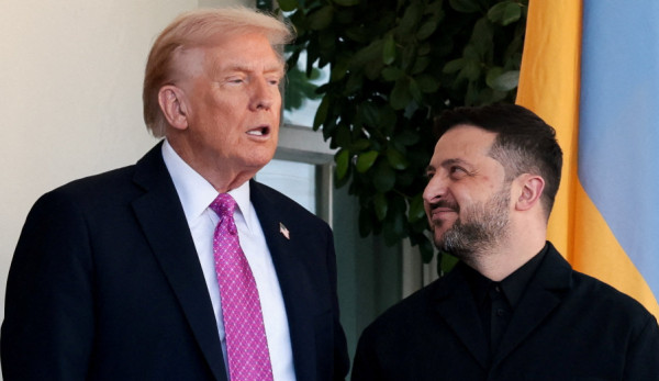 Τραμπ κατά Ζελένσκι: Δικτάτορας χωρίς εκλογές – «Έκαψε» $350 δισ. αμερικανικής βοήθειας στον πόλεμο