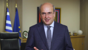 Περαιτέρω μείωση των ασφαλιστικών εισφορών προανήγγειλε ο Χατζηδάκης