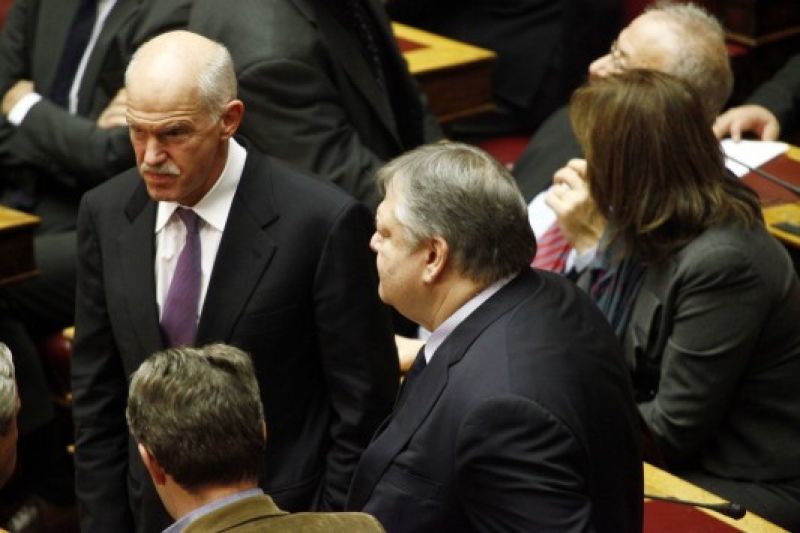 Εμφύλιος σπαραγμός ΠΑΣΟΚ – ΚΙΔΗΣΟ για την πολιτική επιβίωση