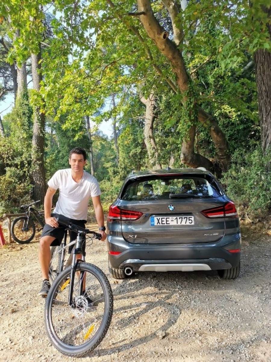 O Κώστας Μαρτάκης πίσω από το τιμόνι μιας BMW X1