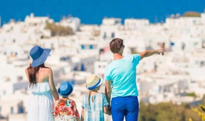 Ξεκίνησαν οι αιτήσεις για τον Κοινωνικό Τουρισμό: Οι δικαιούχοι και τα εισοδηματικά κριτήρια