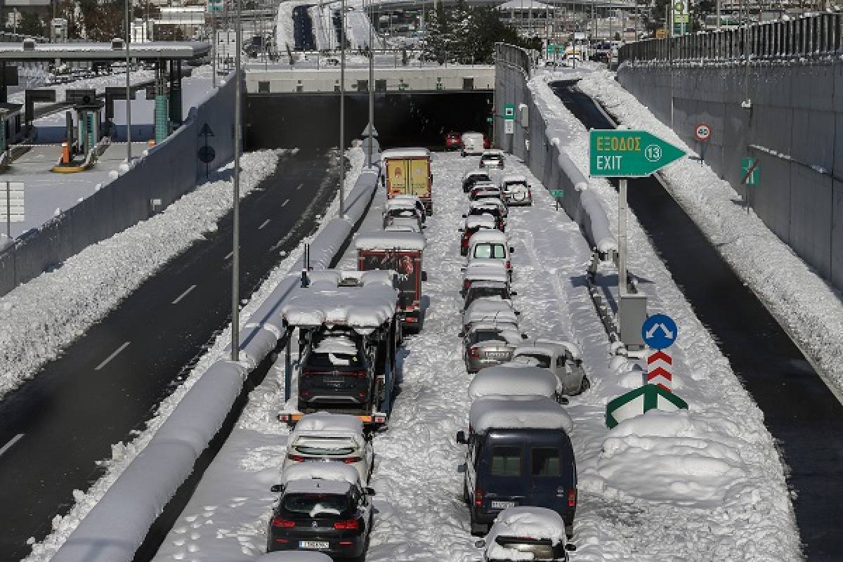 Αττική Οδός: Δεν υπάρχουν εγκλωβισμένοι οδηγοί- Μόνο παρατημένα οχήματα