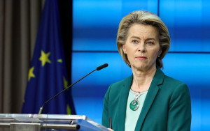 Φον ντερ Λάιεν: Κατηγορείται για «μυστικές» συμφωνίες με την Pfizer