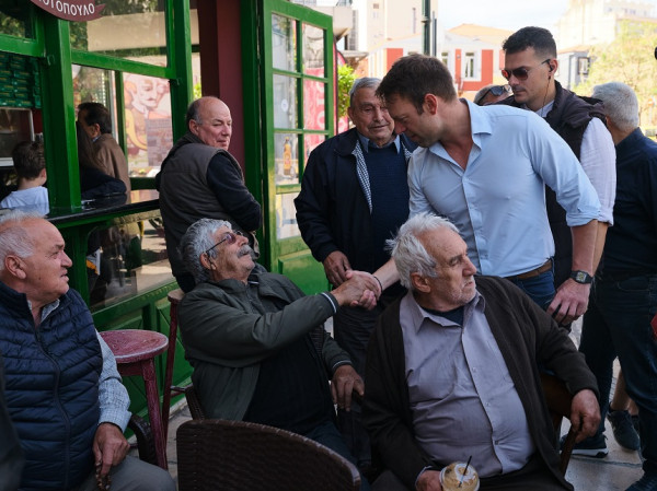 Συνεχίζει τις επαφές στη Χίο ο Κασσελάκης