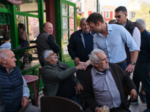 Συνεχίζει τις επαφές στη Χίο ο Κασσελάκης
