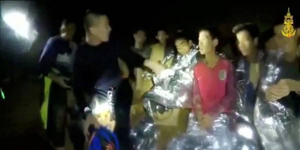 Διάσωση-θρίλερ στην Ταϊλάνδη: Βγήκαν τα πρώτα παιδιά από τη σπηλιά