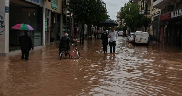 Ιανός: Αποχωρεί αφήνοντας πίσω νεκρούς, μια αγνοούμενη και σημαντικές ζημιές