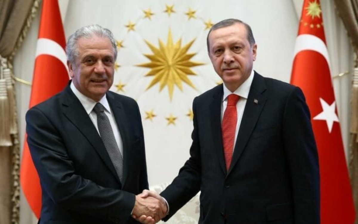 Ανασχηματισμός: Ο Αβραμόπουλος «ζεσταίνεται», ο Γεραπετρίτης... επιστρέφει