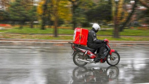 Υπ.Εργασίας: Κάλεσμα στους εργοδότες για προστασία των εργαζομένων στην κακοκαιρία
