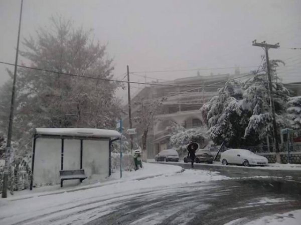 Βαρυχειμωνιά σ&#039; όλη την Ελλάδα- Χιόνια, παγετός και κλειστά σχολεία