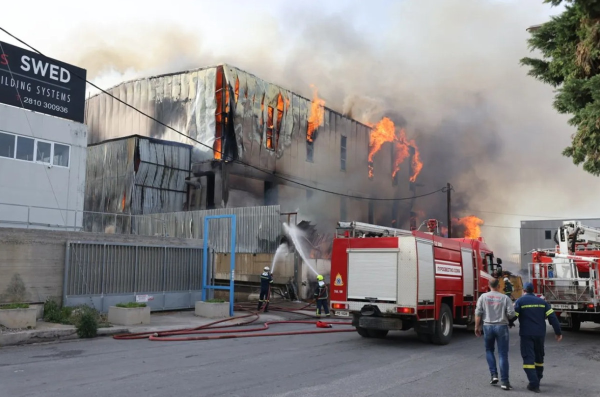 Ηράκλειο: Μεγάλη φωτιά σε εργοστάσιο ξυλείας- Κάηκε ολοσχερώς