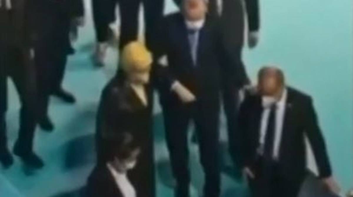 Ερντογάν: Περπατάει με δυσκολία- Προβλήματα στην υγεία του; (video)