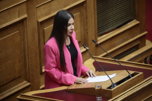 Βατσινά: Να γίνουν «αορίστου χρόνου» οι συμβασιούχοι στις Δομές Υγείας
