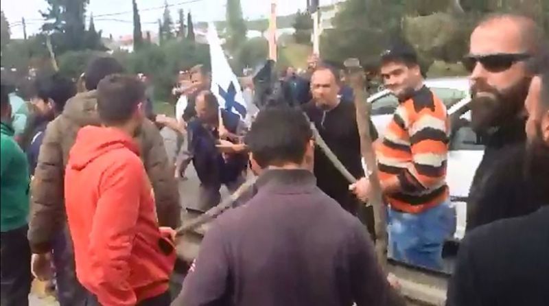 Αγρότες:Έσπασαν περιπολικό-Δεν τους αφήνουν να έρθουν στην Αθήνα