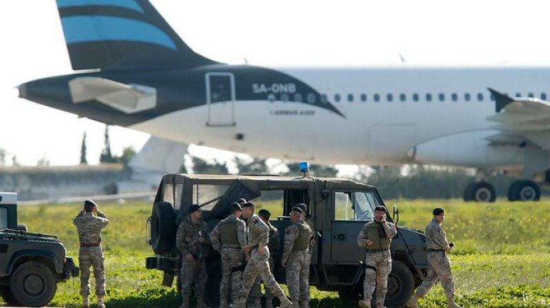 Απελευθερώθηκαν οι επιβάτες στη Μάλτα- Κρατούν ομήρους το πλήρωμα