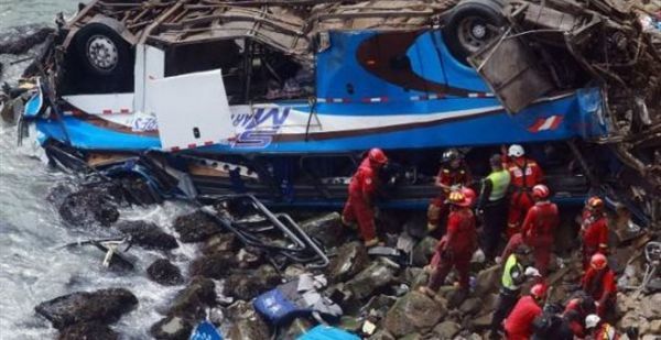 Περού: Τουλάχιστον 44 νεκροί από πτώση λεωφορείου σε φαράγγι