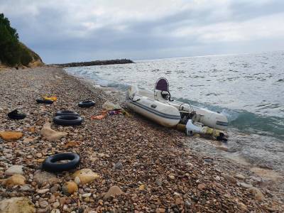 Guardian: Κατηγορίες για πνιγμούς σε επαναπροώθηση προσφύγων στην Ελλάδα