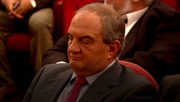Ο Καραμανλής και πόσο του αρέσει να τον «λιβανίζουν»...
