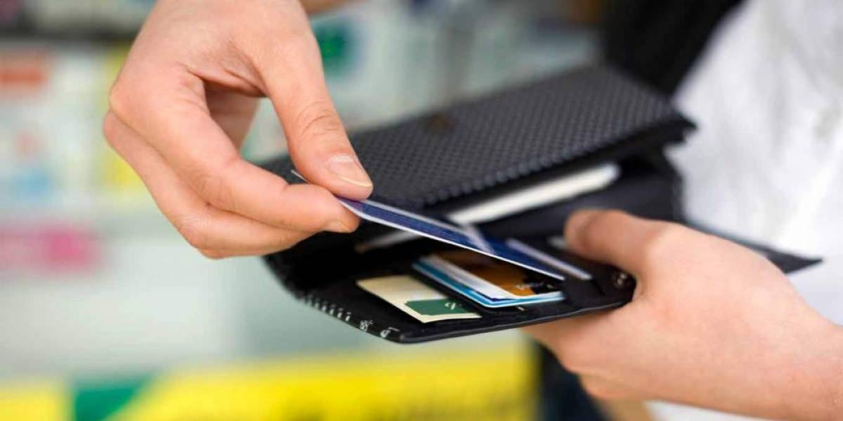 «Βαριές» οι πιστωτικές για τα ελληνικά πορτοφόλια