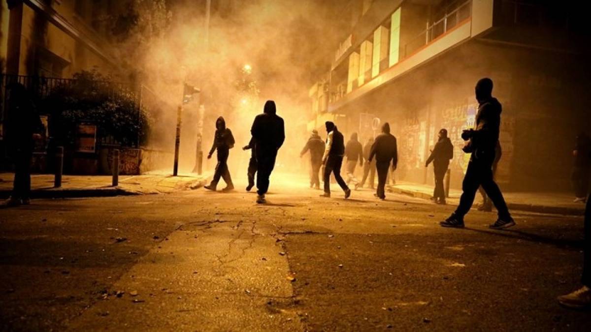 Νύχτα εντάσεων έξω από το Πολυτεχνείο