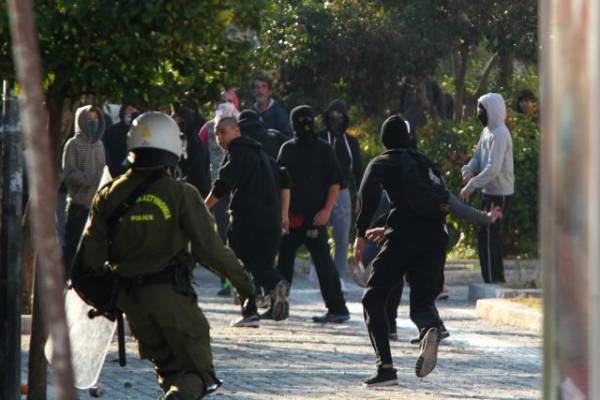 Επίθεση ομάδας 50 ατόμων κατά αστυνομικών στα Εξάρχεια