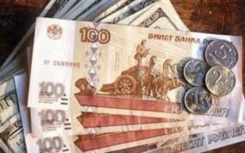 Εξακολουθεί να υποχωρεί το ρούβλι