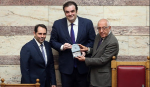 Στη Βουλή ο Προϋπολογισμός του 2026: Τα βασικά σημεία για ανάπτυξη, πλεονάσματα, φόρους και επενδύσεις
