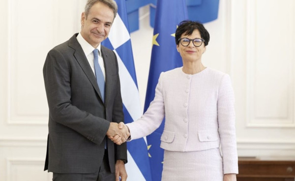Μητσοτάκης με Ευρωπαία Επίτροπο Διεύρυνσης: Στο επίκεντρο η ενσωμάτωση των Δυτικών Βαλκανίων