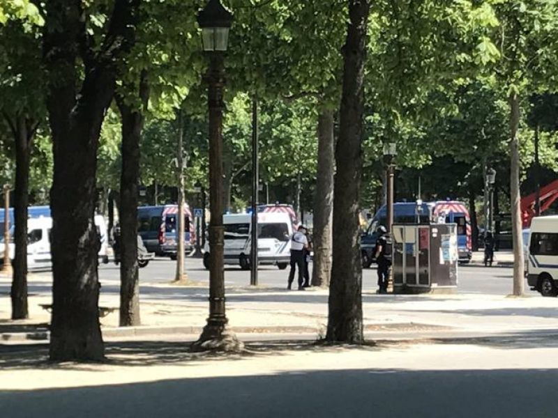 Αστυνομική επιχείρηση στα Ηλύσια Πεδία-Αυτοκίνητο έπεσε σε βαν της Αστυνομίας