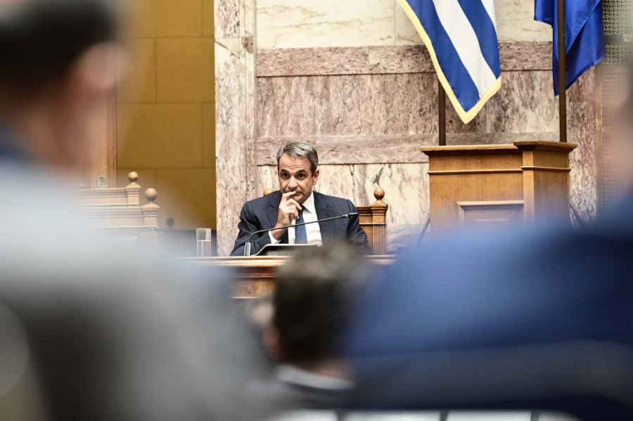 Η… συμπολιτευόμενη αντιπολίτευση των 11