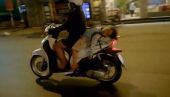 Viral video: Οδηγεί το σκούτερ και πίσω το παιδί της... κοιμάται ανάσκελα!