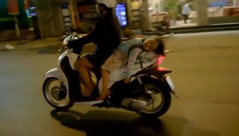 Viral video: Οδηγεί το σκούτερ και πίσω το παιδί της... κοιμάται ανάσκελα!