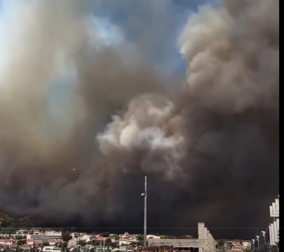 Μασσαλία: Μεγάλη δασική πυρκαγιά πλησιάζει την πόλη - Έκλεισε το αεροδρόμιο