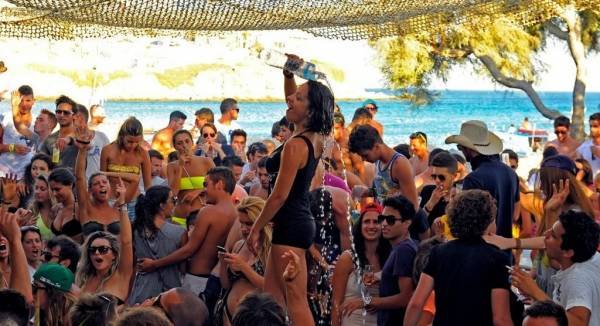 «Έφοδος» ΑΑΔΕ στη Μύκονο: Νέα λουκέτα και πρόστιμα
