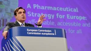 Σχοινάς: Δε σώζουν ζωές τα εμβόλια, αλλά ο εμβολιασμός