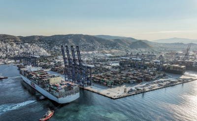 O Πειραιάς υποδέχτηκε το γιγαντιαίο containership «OOCL PIRAEUS»