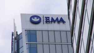 EMA: Δεν γνωρίζουμε αν απαιτείται προσαρμοσμένο εμβόλιο για την Όμικρον