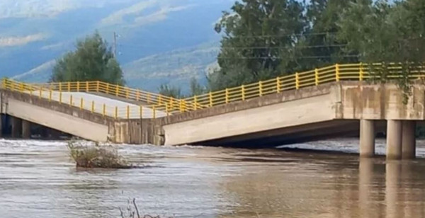 Κακοκαιρία Daniel: Κατέρρευσε η γέφυρα στον Παλαιόπυργο Λάρισας
