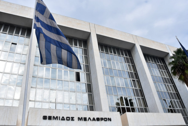 Συναγερμός στον Άρειο Πάγο από πυκνούς καπνούς – Στο σημείο η Πυροσβεστική