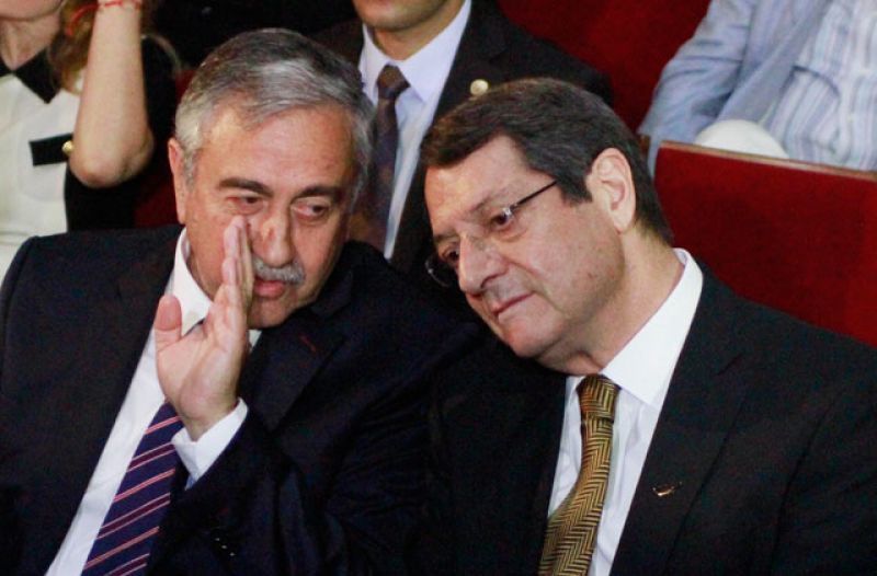 Ισότιμη αντιμετώπιση με τον Αναστασιάδη θέλει από Λαβρόφ ο Ακιντζί