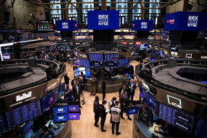 Στάση αναμονής στη Wall Street μετά τα ρεκόρ