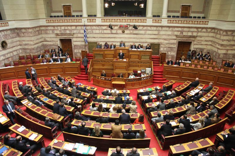 "Επεισόδια" μέσα κι έξω από τη Βουλή