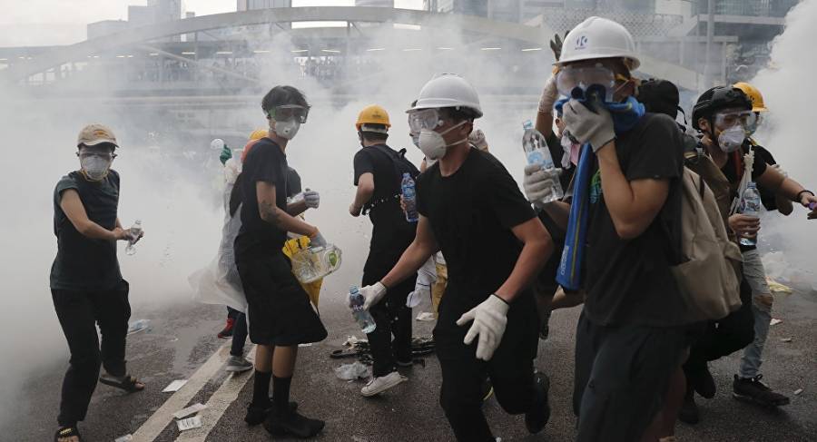 Χονγκ Κονγκ: Εισβολή διαδηλωτών στο Κοινοβούλιο