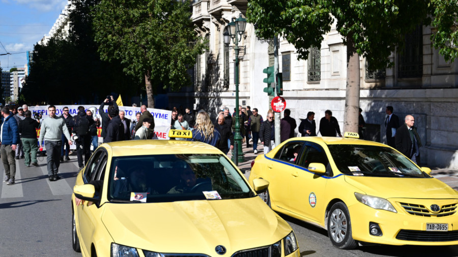 Σε εξέλιξη η απεργία στα ταξί: Πορεία προς το Μαξίμου ενάντια στην υποχρεωτική ηλεκτροκίνηση