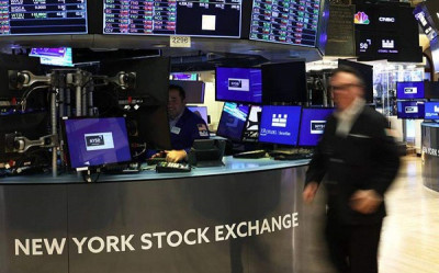 «Φρένο» στις απανωτές εβδομαδιαίες απώλειες για τη Wall Street