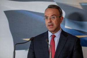 «Παράθυρο» Σταϊκούρα για νέες (προεκλογικές) παροχές- Προβληματίζει η ακρίβεια